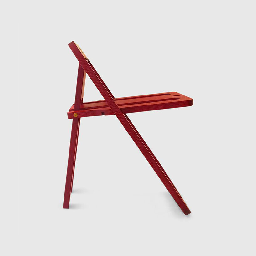 holder objects reintroduces iconic argentinian plaka chair by ricardo blanco