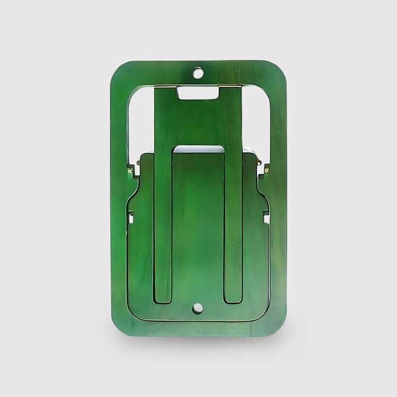 holder objects reintroduces iconic argentinian plaka chair by ricardo blanco