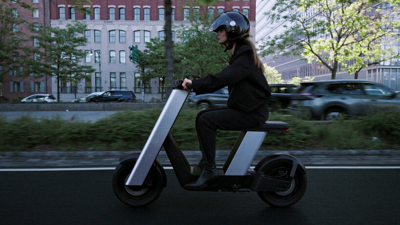 Instead of the conventional softly rounded seat, the one on the e-bike has a square shape