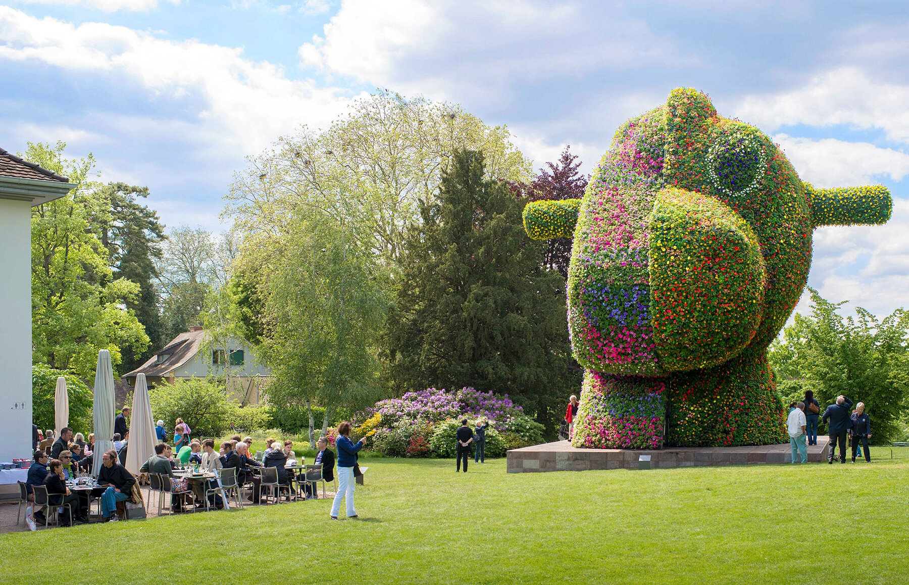 jeff-koons-floral-split-rocker-lacma-upcoming-los-angeles-building-designboom-large02