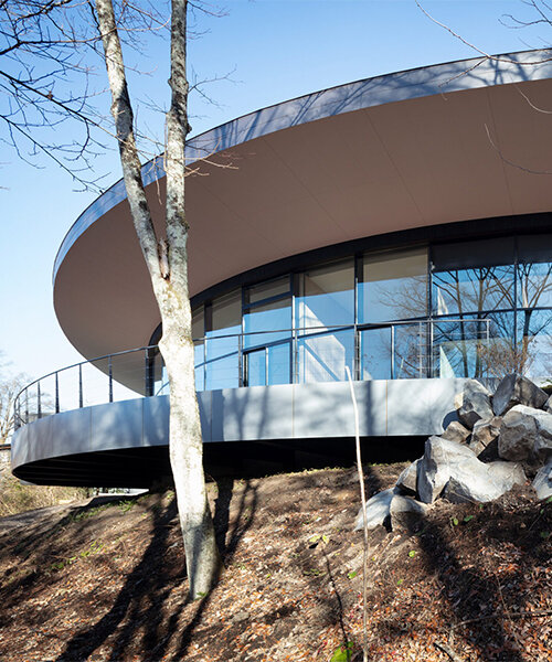 kamiya architects' residence–hotel hybrid traces sweeping arc through the japanese forest