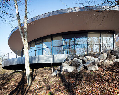 kamiya architects' residence–hotel hybrid traces sweeping arc through the japanese forest