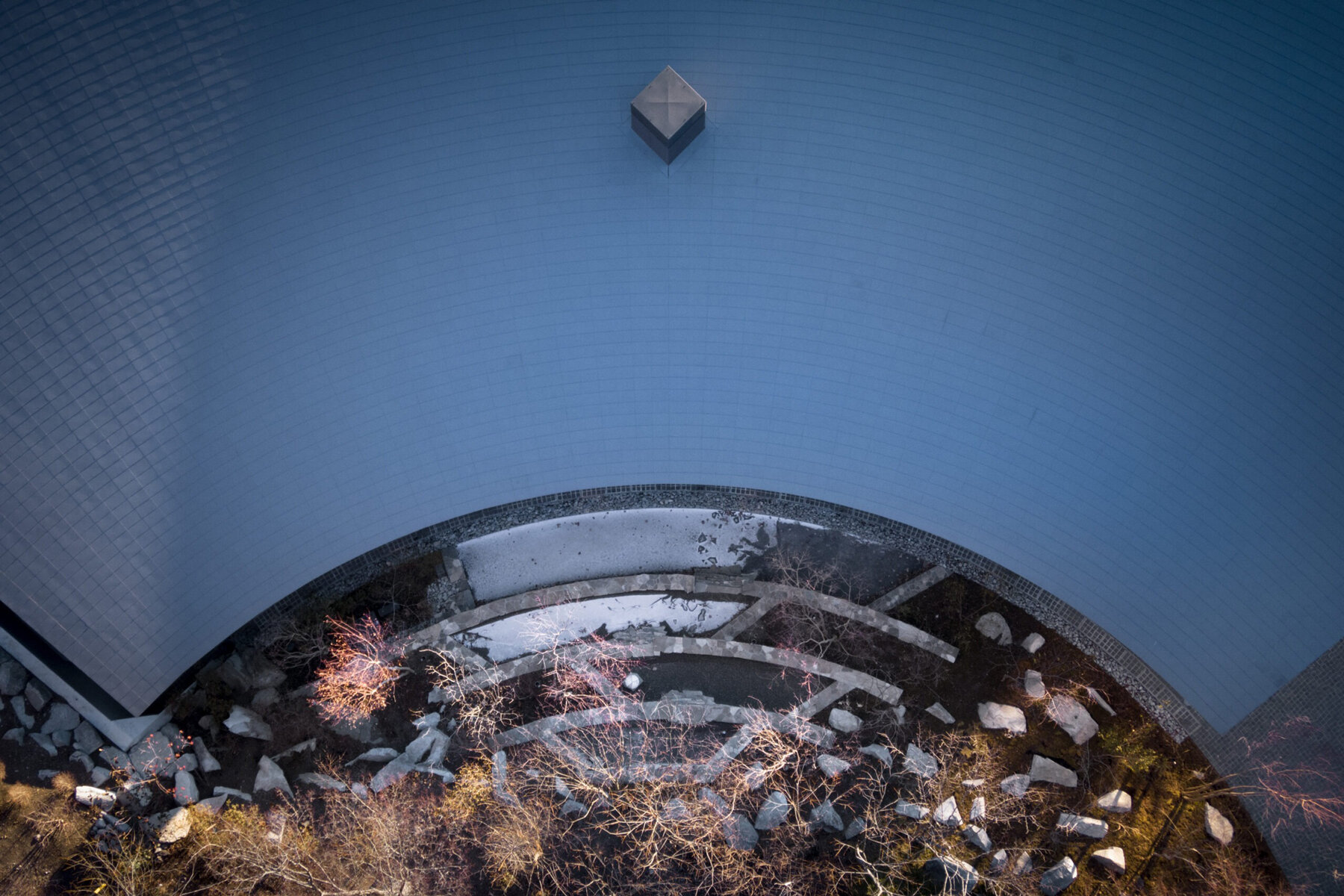 kamiya-architects-residence-hotel-hybrid-sweeping-arc-japanese-forest-cone-designboom-full-02
