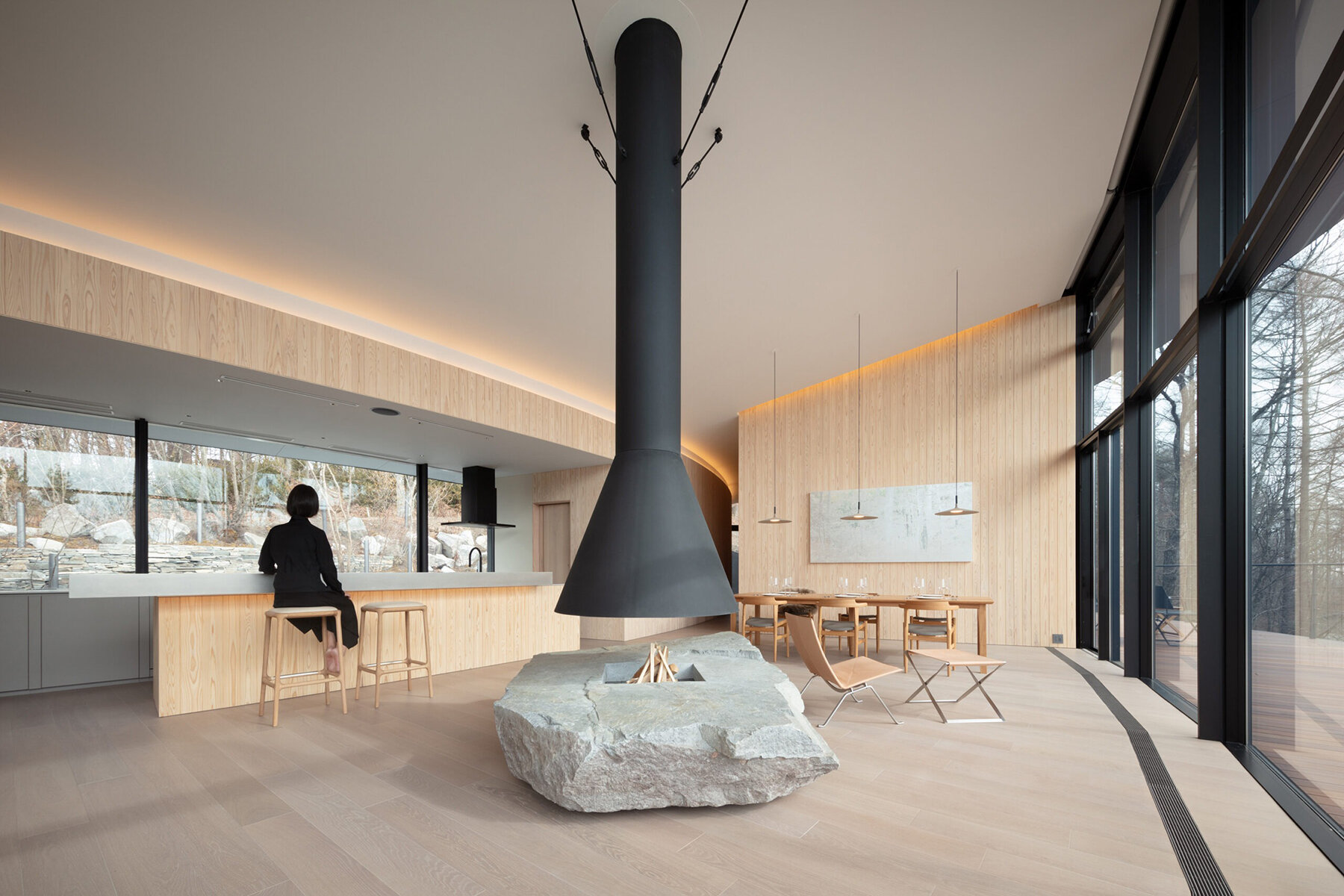kamiya-architects-residence-hotel-hybrid-sweeping-arc-japanese-forest-cone-designboom-full-03