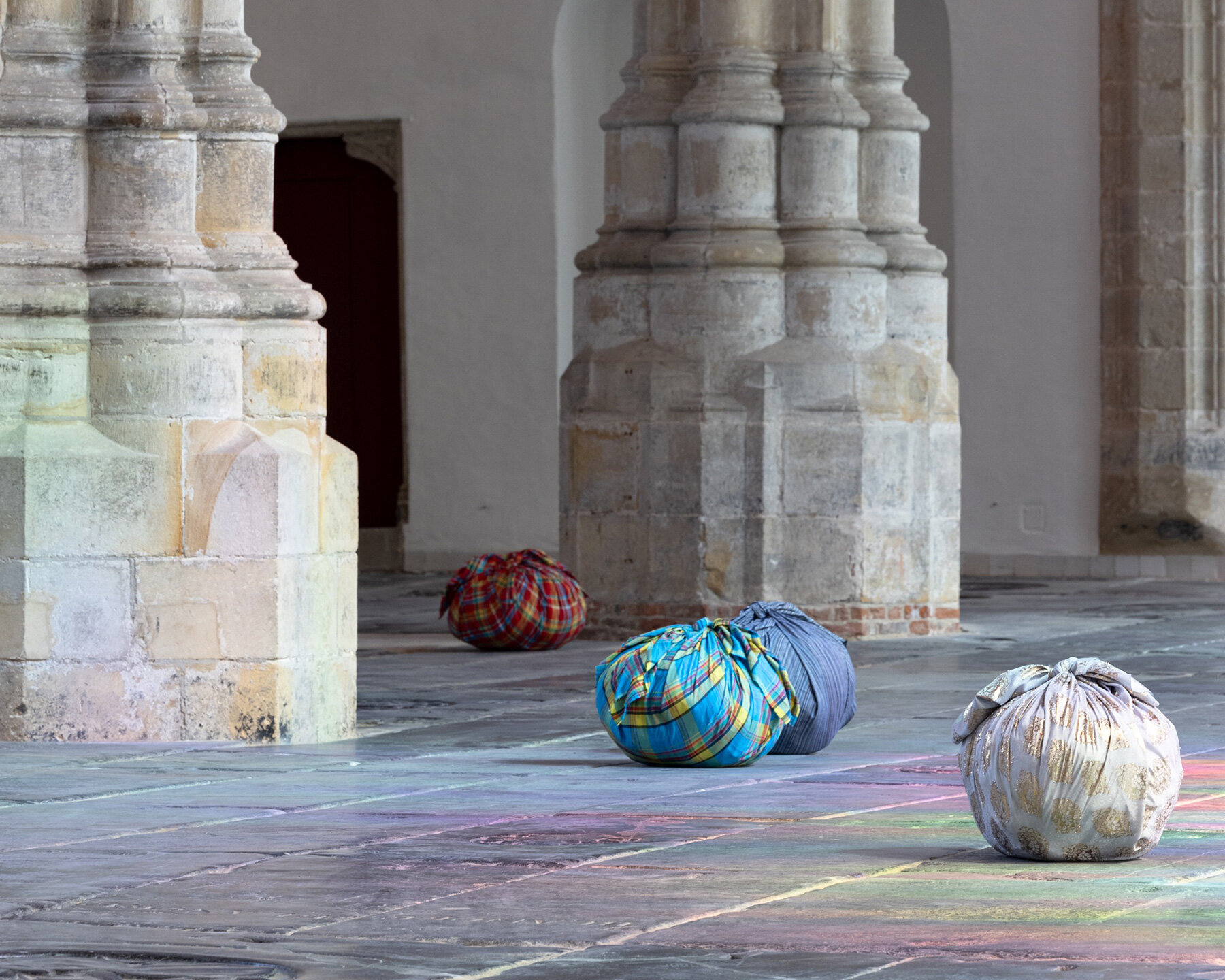 kimsooja-to-breathe-mokum-oude-kerk-amsterdam-designboom-07a