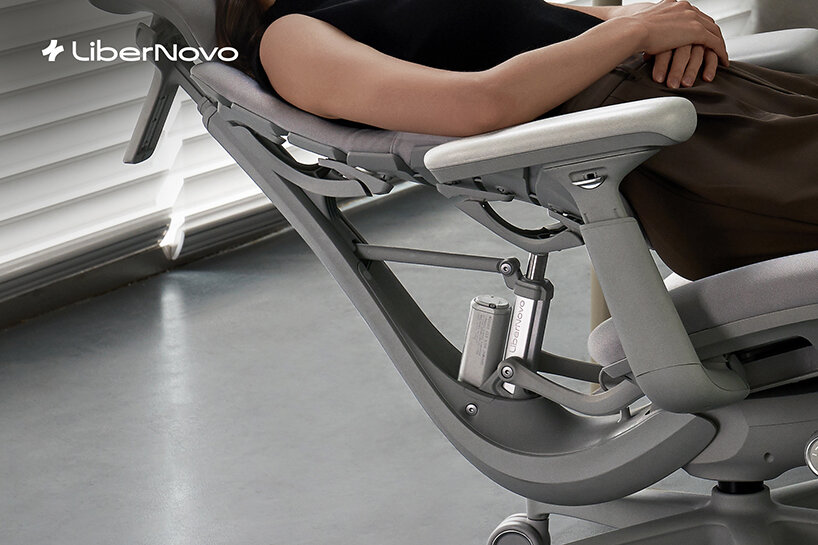 libernovo’s omni chair engineers motorized lumbar, adjustable armrests & massage function