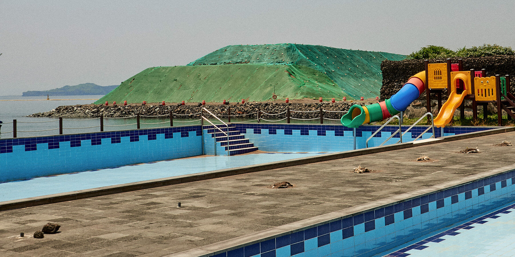 manuel-alvarez-diestro-seas-construction-photo-series-fabric-landscapes-designboom-1800-2