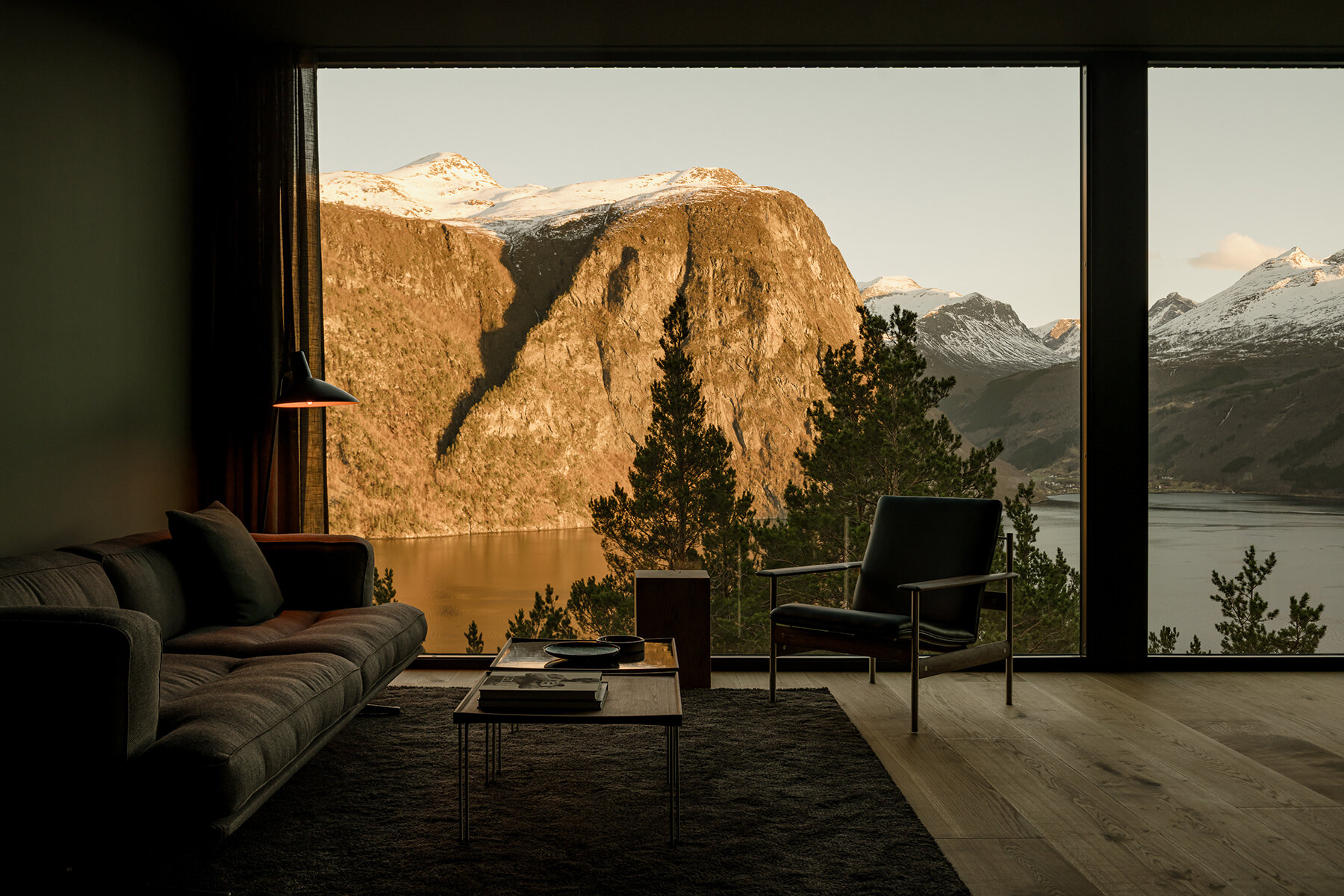 office-inainn-holiday-home-valldal-norway-designboom-06a