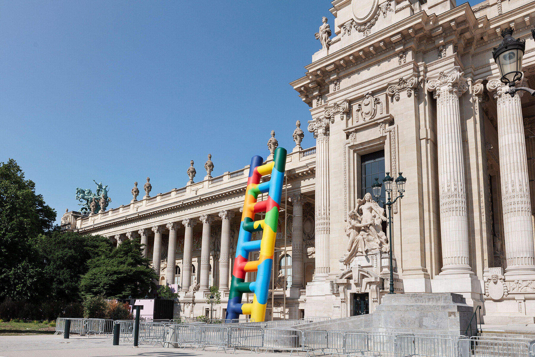 paola-pivi-20-meter-technicolor-ladder-grand-palais-paris-designboom-large01