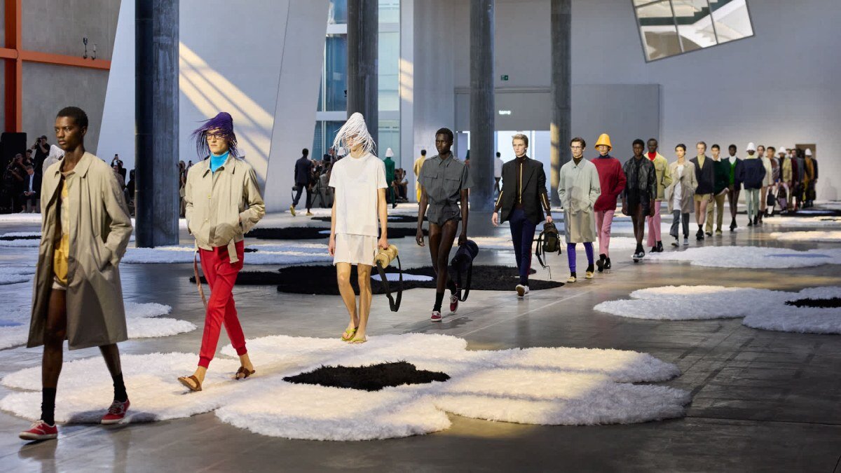 The islands of carpets with amo bloom flowers on the Prada's SS26 clothing display case