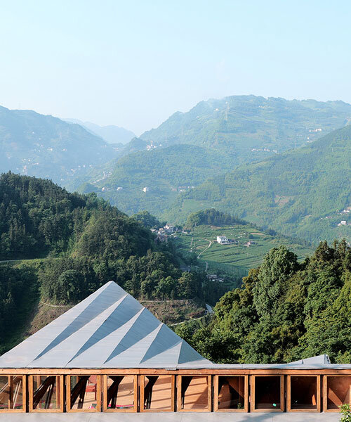 transforming roofscape expands over timber farmhouse in yunnan, china