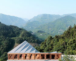 transforming roofscape expands over timber farmhouse in yunnan, china