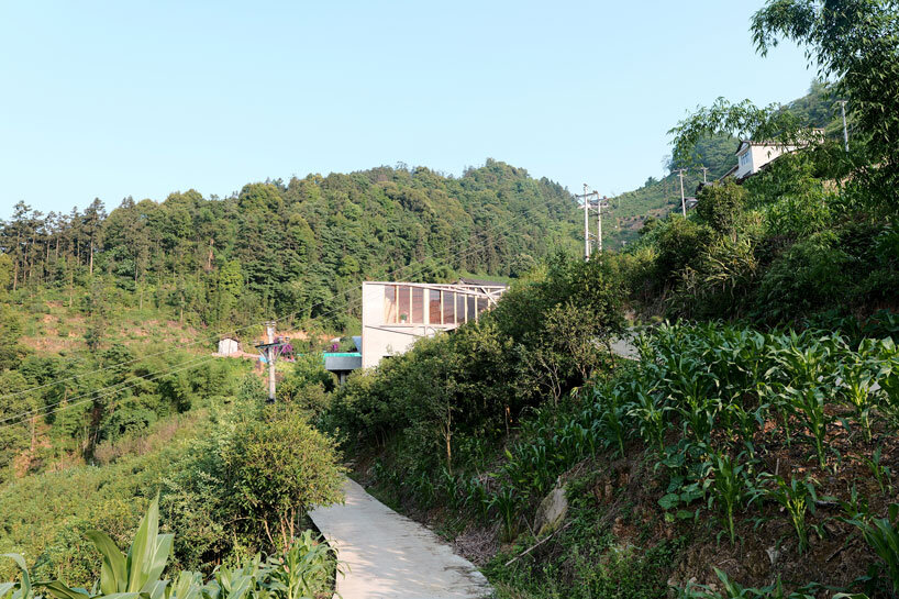 transforming roofscape expands over timber farmhouse in yunnan, china