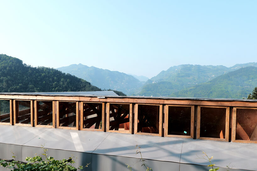 transforming roofscape expands over timber farmhouse in yunnan, china