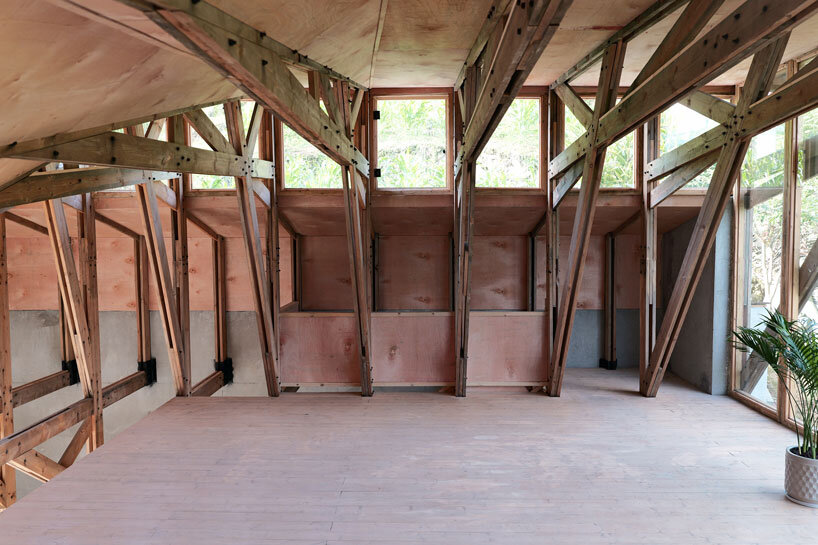 transforming roofscape expands over timber farmhouse in yunnan, china