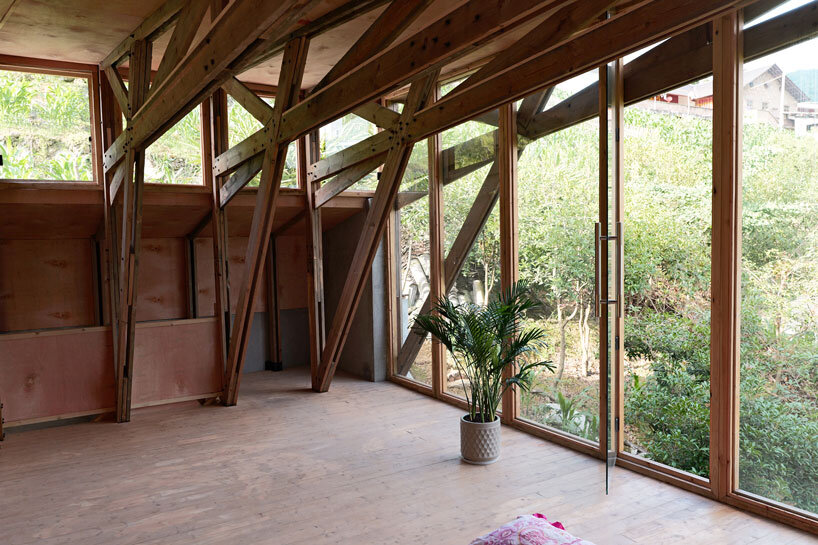 transforming roofscape expands over timber farmhouse in yunnan, china