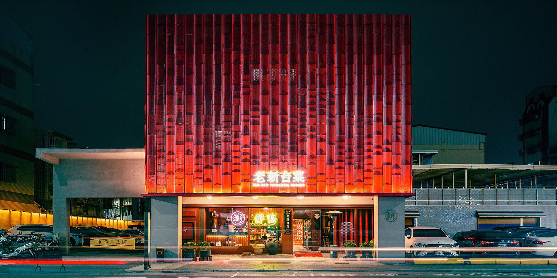 rippling-red-metal-facade-taiwanese-restaurant-paperfarm-designboom-full-01