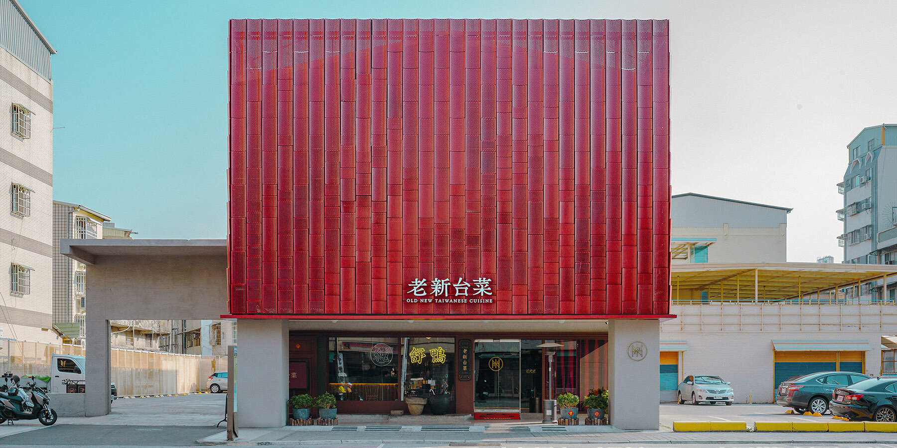 rippling-red-metal-facade-taiwanese-restaurant-paperfarm-designboom-full-02
