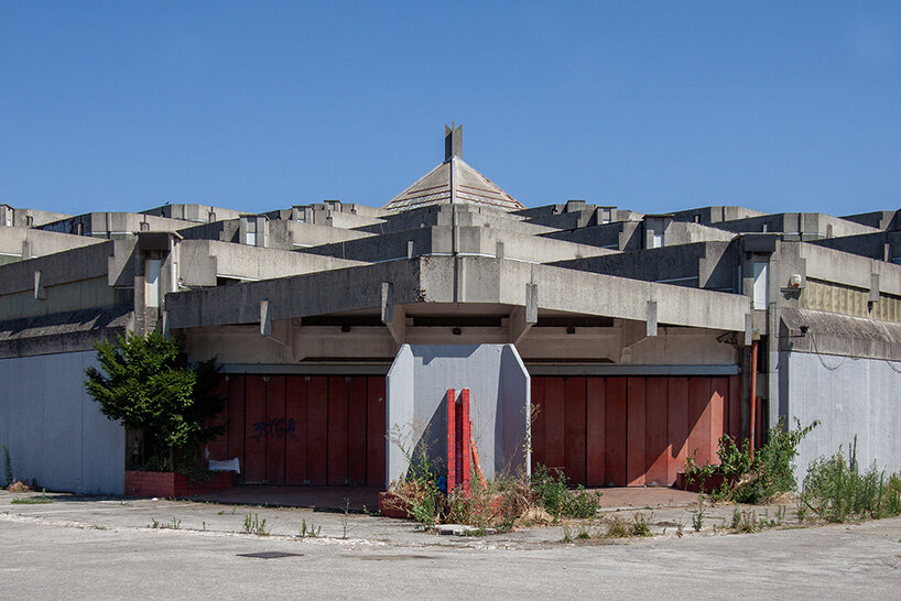 roberto conte captures italy's modernist cattle market in fading concrete form