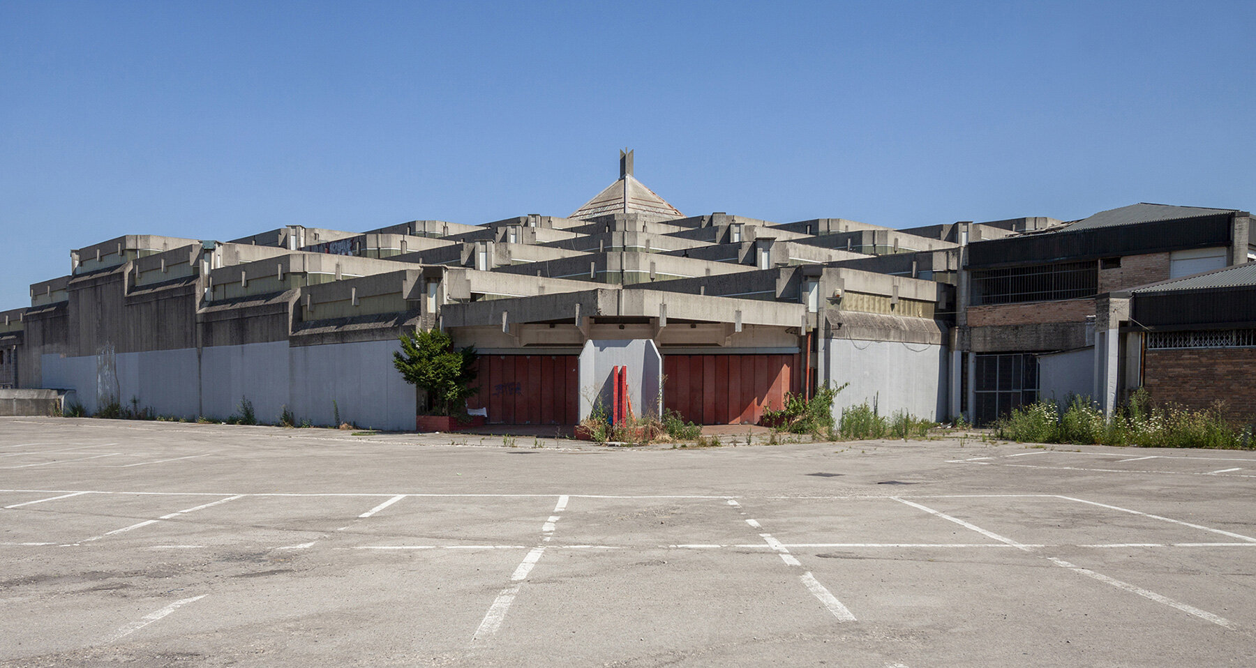 roberto-conte-italy-modernist-cattle-market-fading-concrete-form-giuseppe-davanzo-designboom-large02