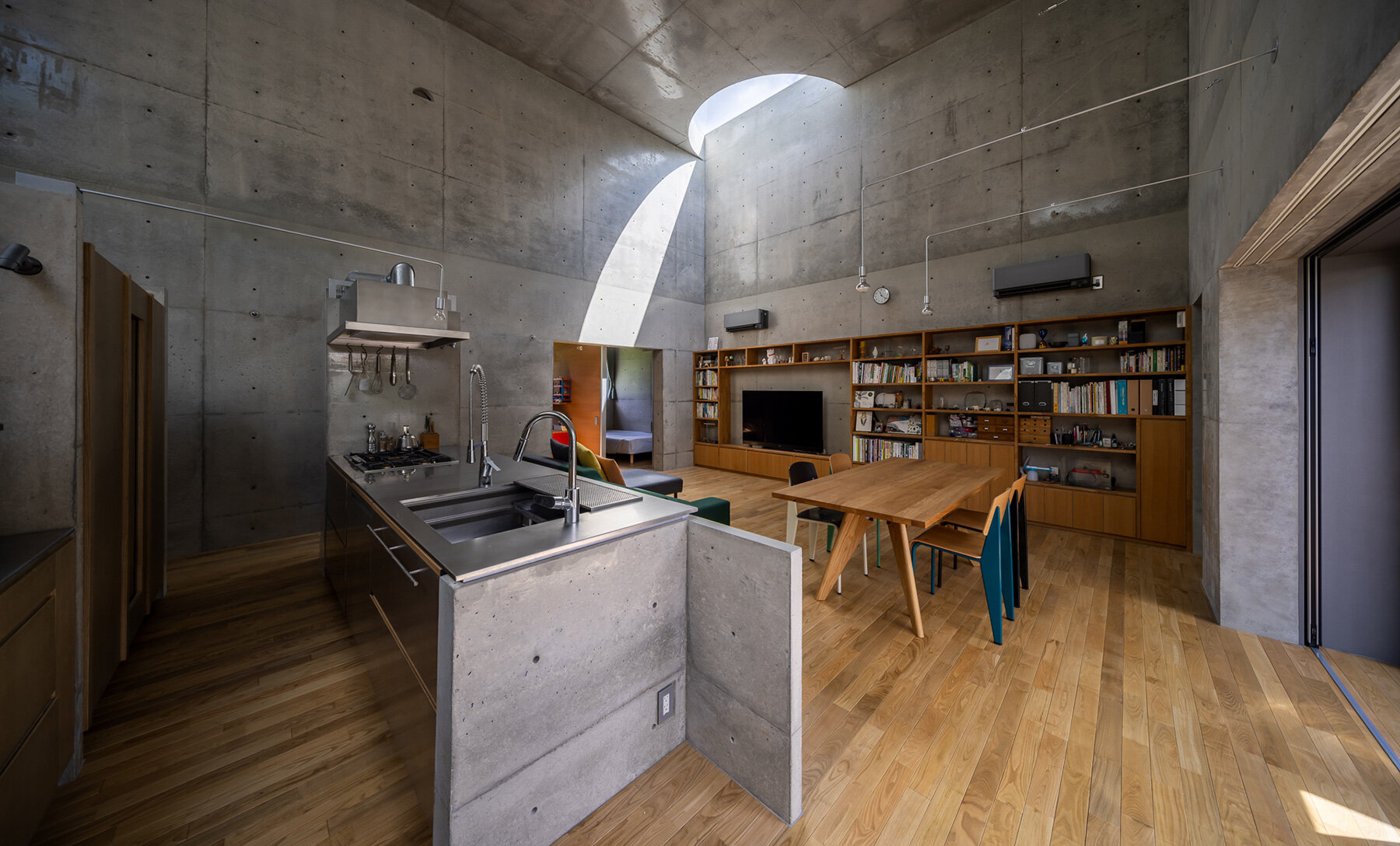 semicircular-skylights-sunbeams-takeshi-hosaka-concrete-residence-tokyo-designboom-large01