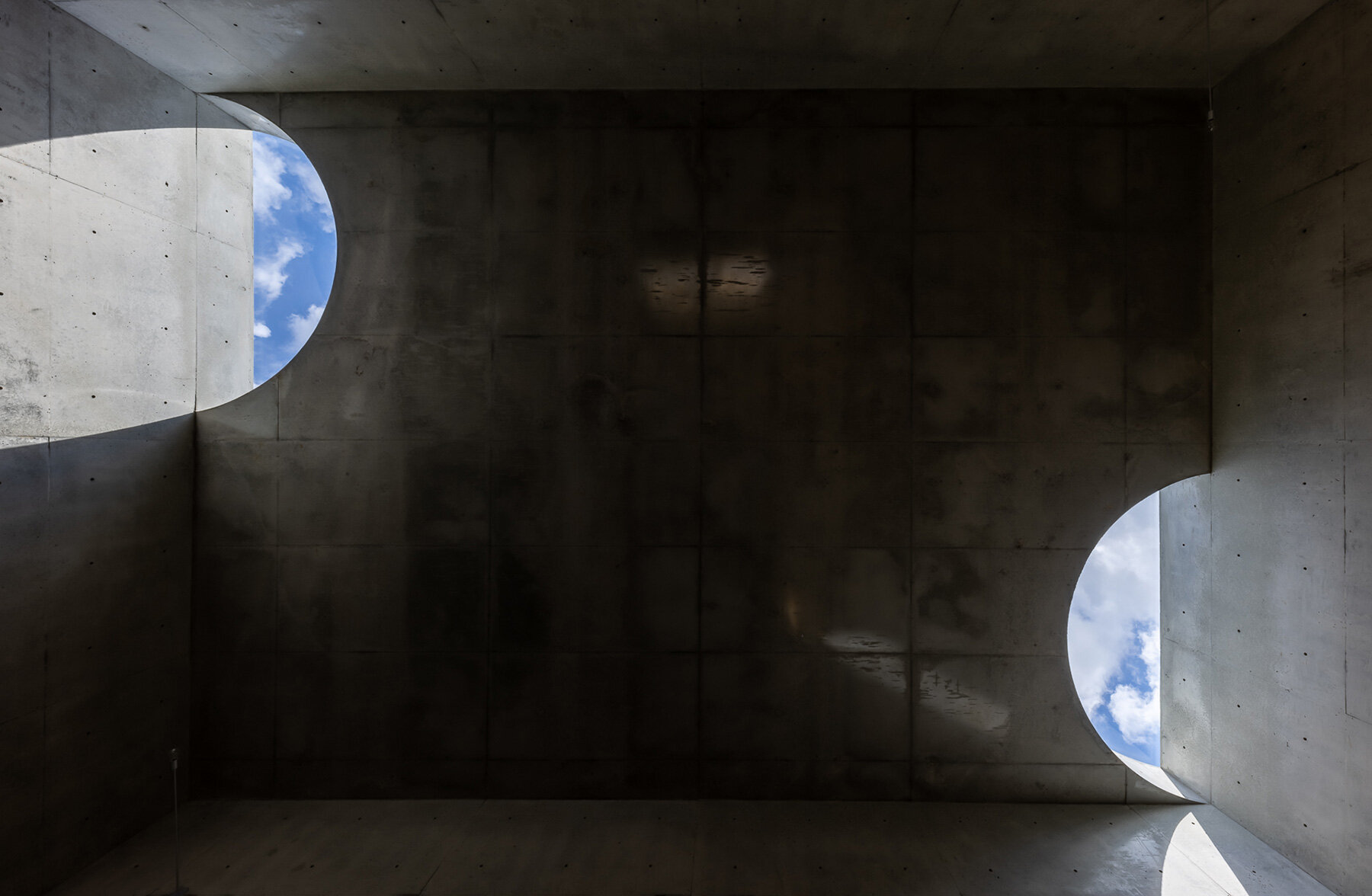 semicircular-skylights-sunbeams-takeshi-hosaka-concrete-residence-tokyo-designboom-large02