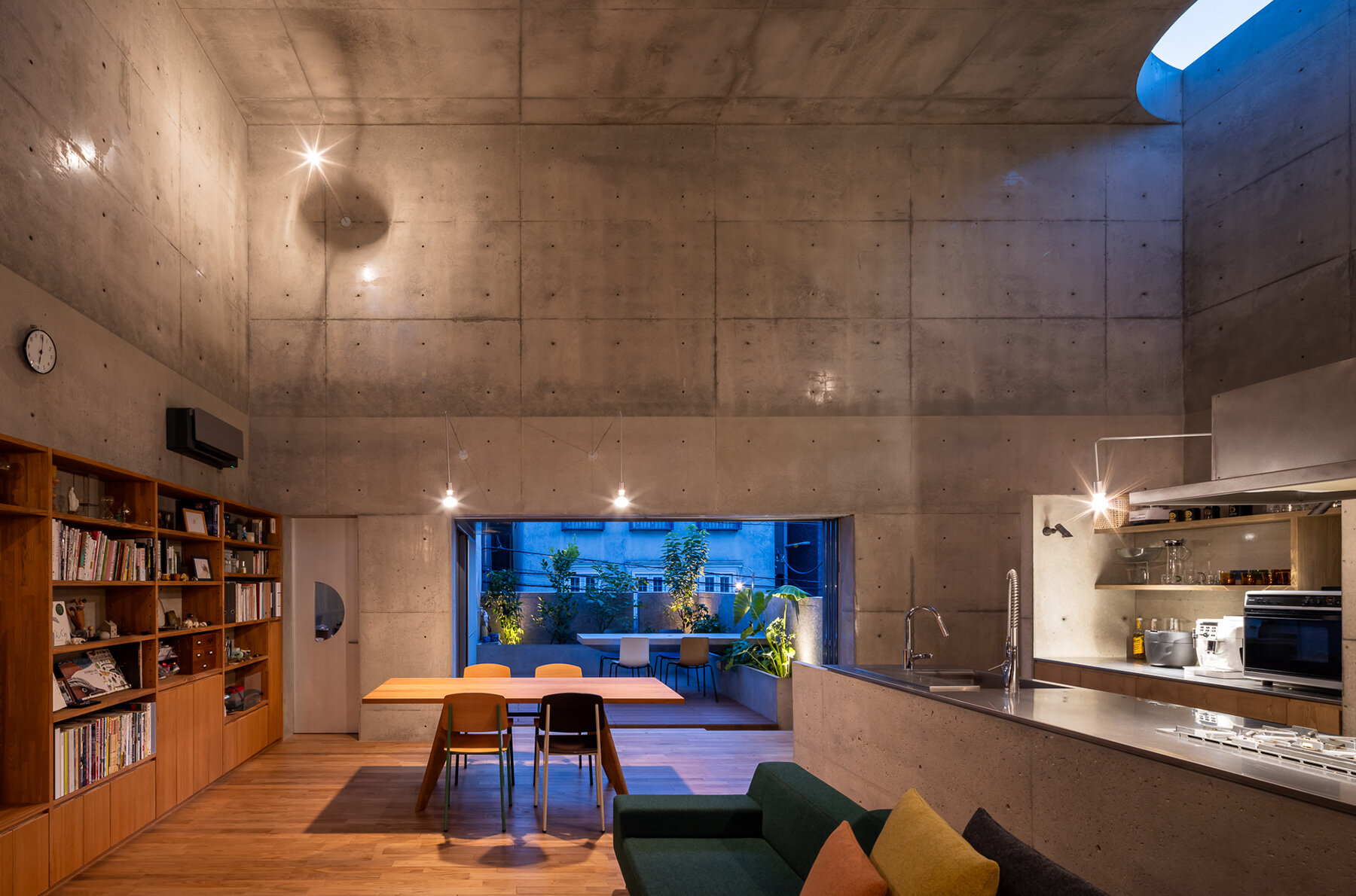 semicircular-skylights-sunbeams-takeshi-hosaka-concrete-residence-tokyo-designboom-large03