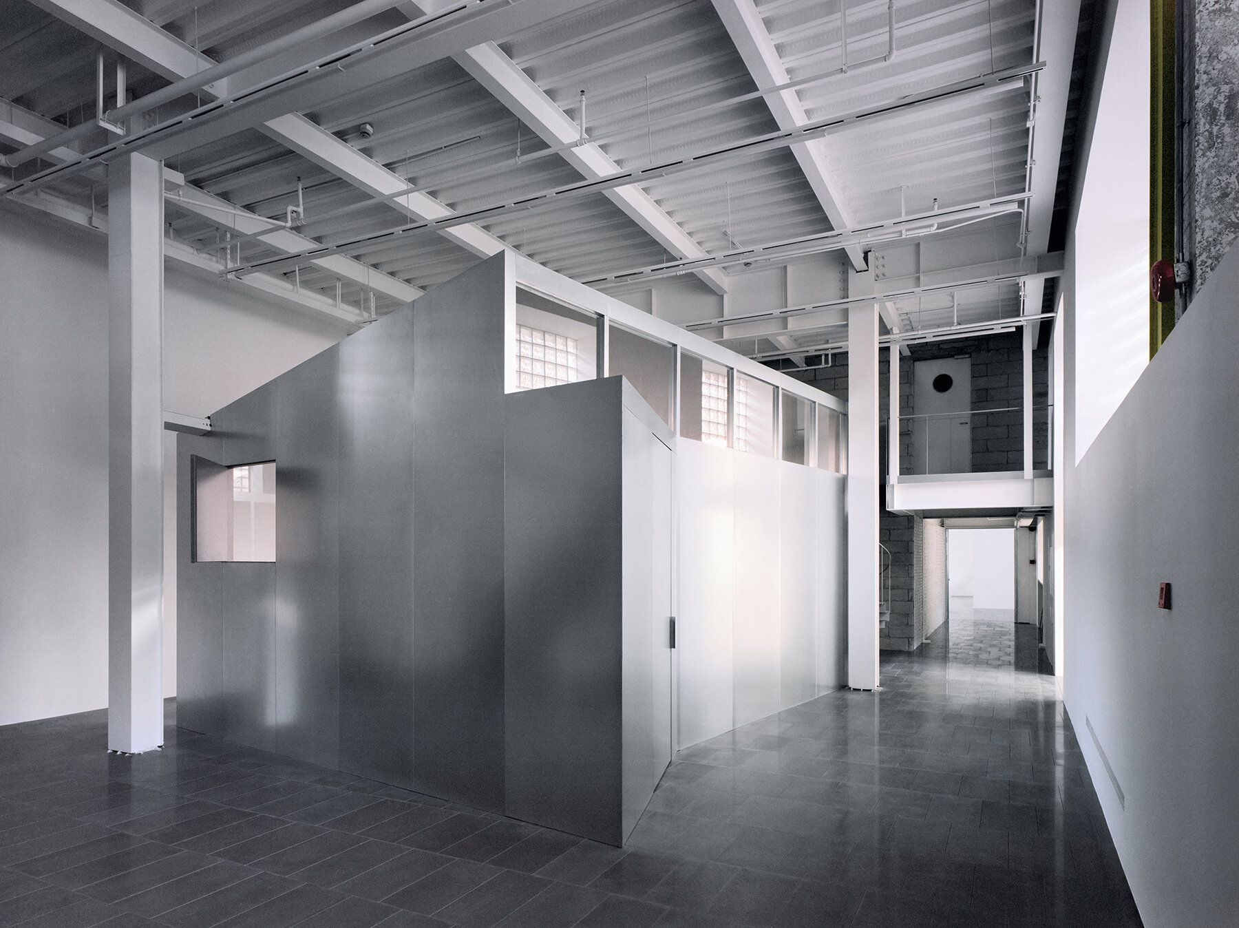 skewed-meeting-room-grid-shanghai-office-revamp-atelier-siyu-designboom-large01