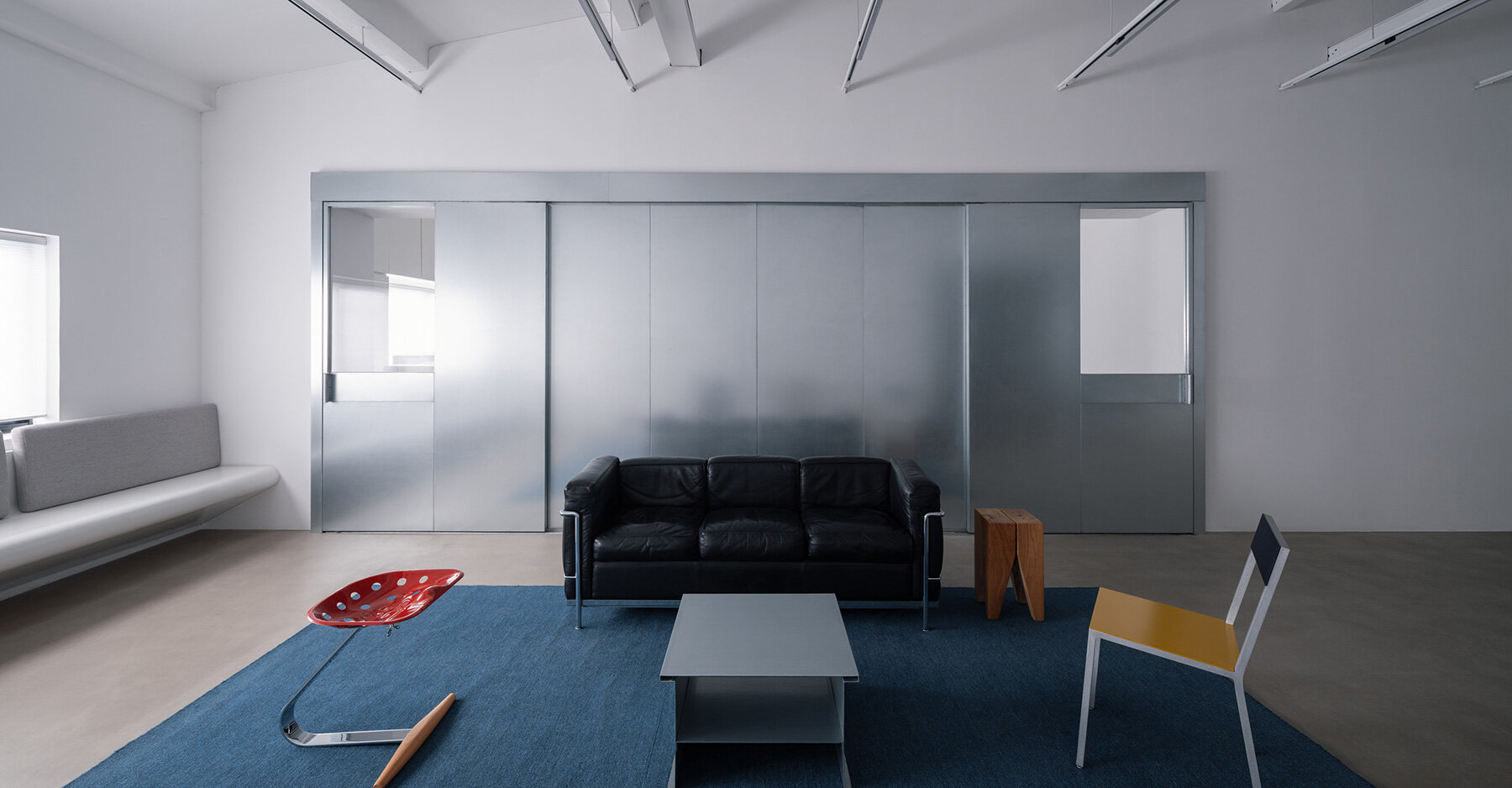 skewed-meeting-room-grid-shanghai-office-revamp-atelier-siyu-designboom-large02