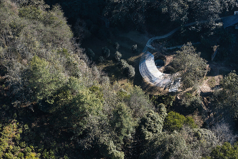 Kong Xiangwei Studio tea pavilion floats like a silver feathers in the Chinese tropical forest