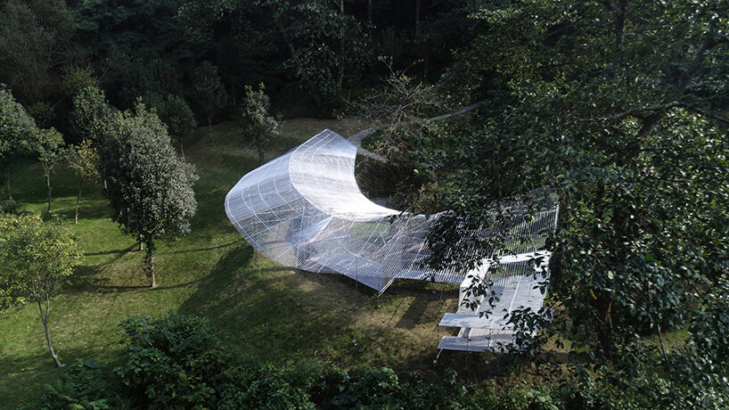 Kong Xiangwei Studio tea pavilion floats like a silver feathers in the Chinese tropical forest