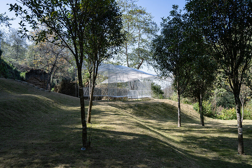 Kong Xiangwei Studio tea pavilion floats like a silver feathers in the Chinese tropical forest