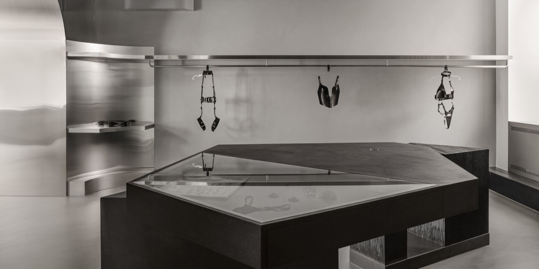 temp-project-brutalist-architect-inspired-showroom-eroticwear-brand-anoeses-kyiv-ukraine-designboom-09a