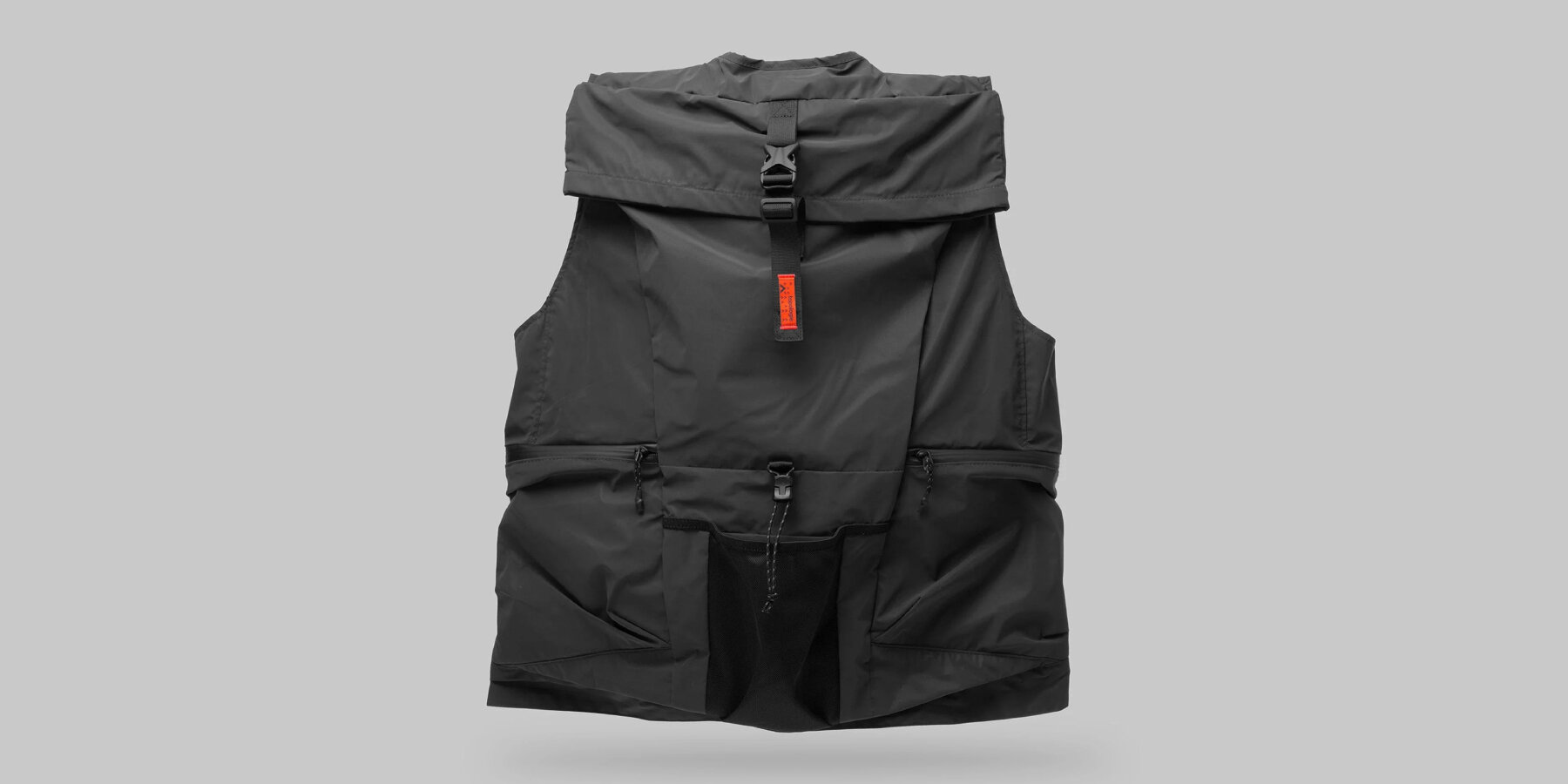 topologie-reflective-vest-backpack-carry-objects-designboom-ban2