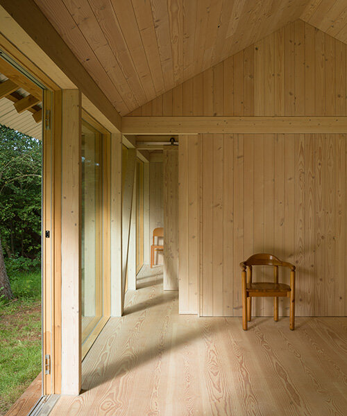 høyer arkitektur builds elongated vollerup house within denmark's coastal forest