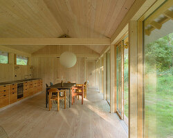 høyer arkitektur builds elongated vollerup house within denmark's coastal forest