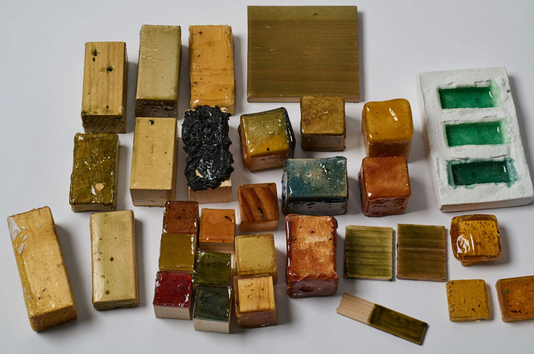 we-plus-so-colored-material-focused-research-microalgae-color-potential-designboom-1800-14