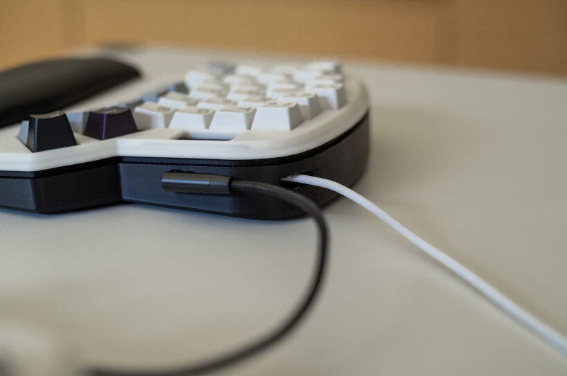 there aretwo USB-C ports on the left part of the shell, while the right part has one