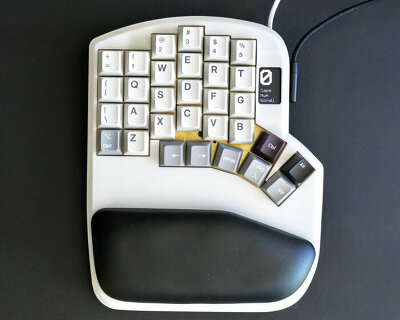 3D printed hand-shaped case for split mechanical keyboard comes with magnetic wrist pads