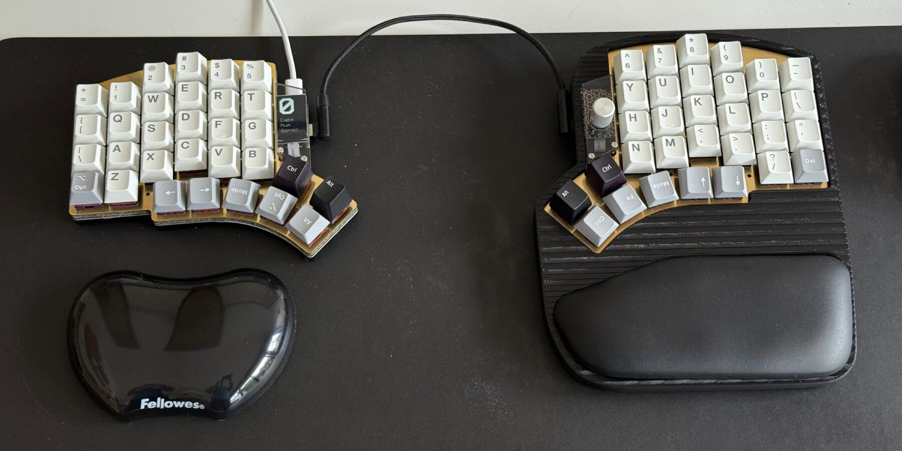 3D-printed-hand-shaped-case-split-mechanical-keyboard-magnetic-wrist-pads-halcyon-elora-designboom-ban