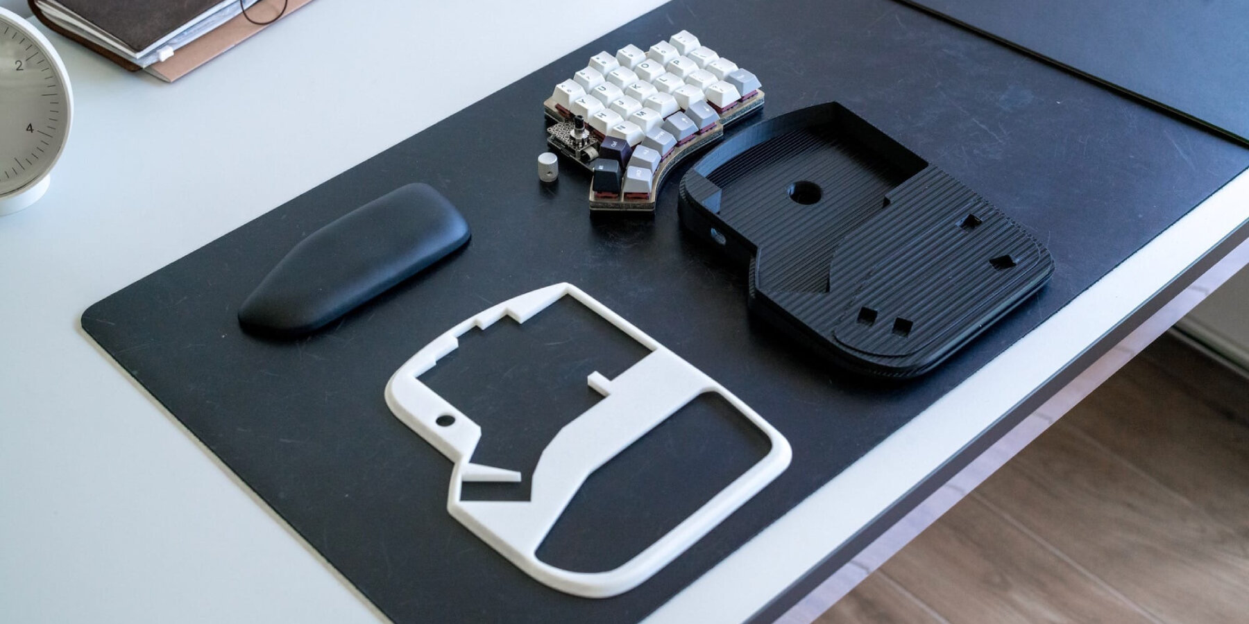3D-printed-hand-shaped-case-split-mechanical-keyboard-magnetic-wrist-pads-halcyon-elora-designboom-ban2