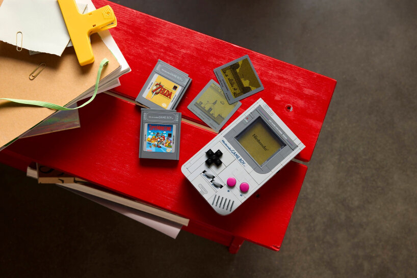 the model comes with interchangeable screens, too