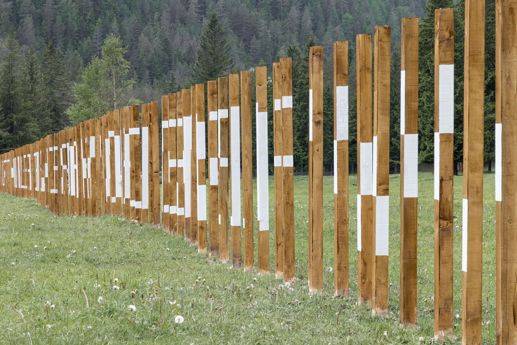 anamorphic-installation-italian-dolomites-hans-de-backer-drukdoenerij-with-every-step-designboom-1800-2