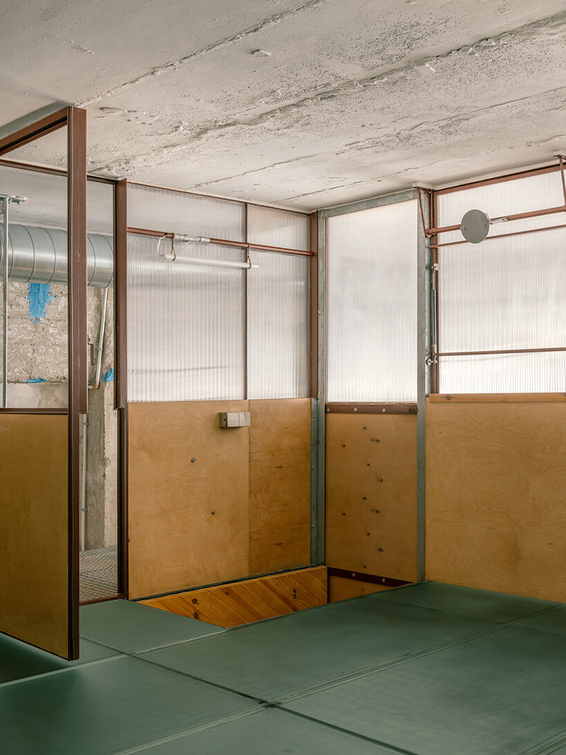 atienza maure converts barcelona warehouse into live-work space using industrial systems