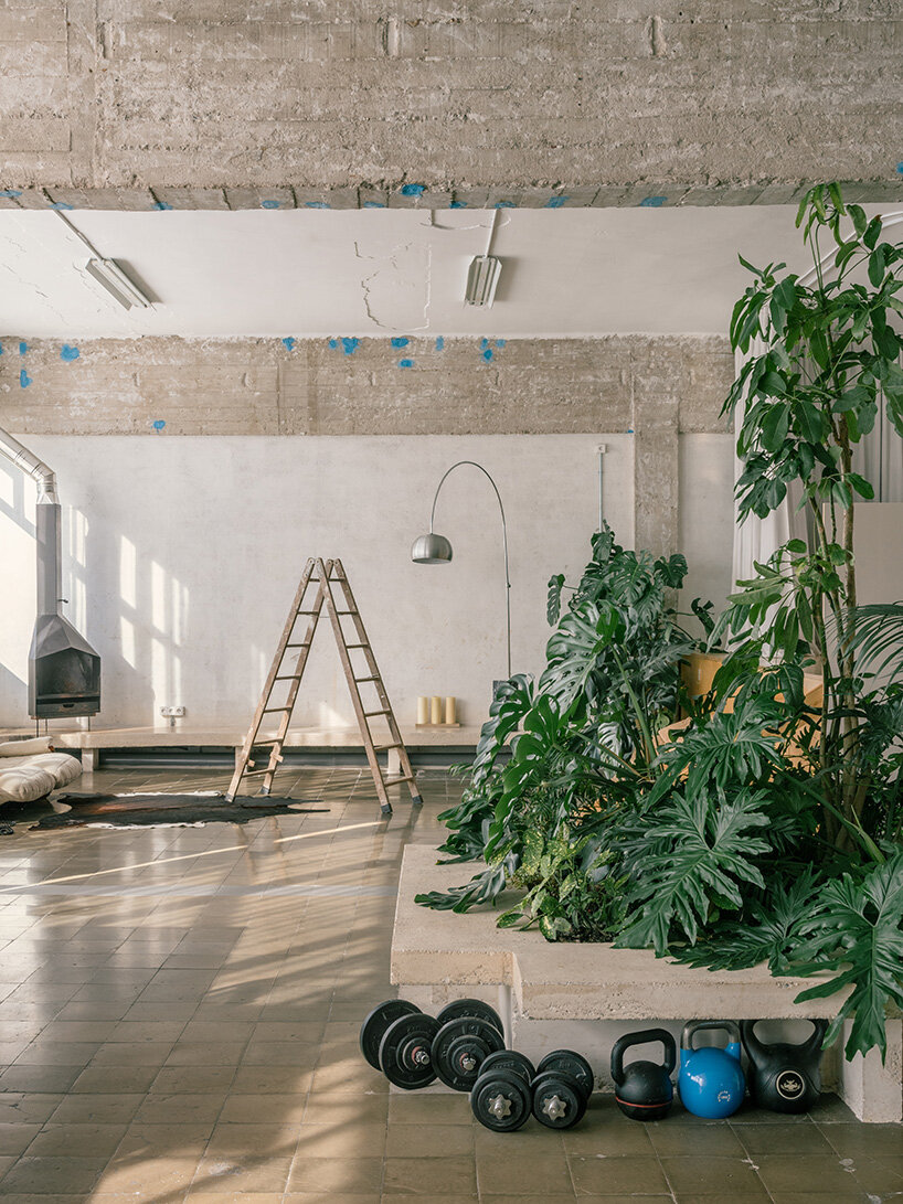 atienza maure converts barcelona warehouse into live-work space using industrial systems