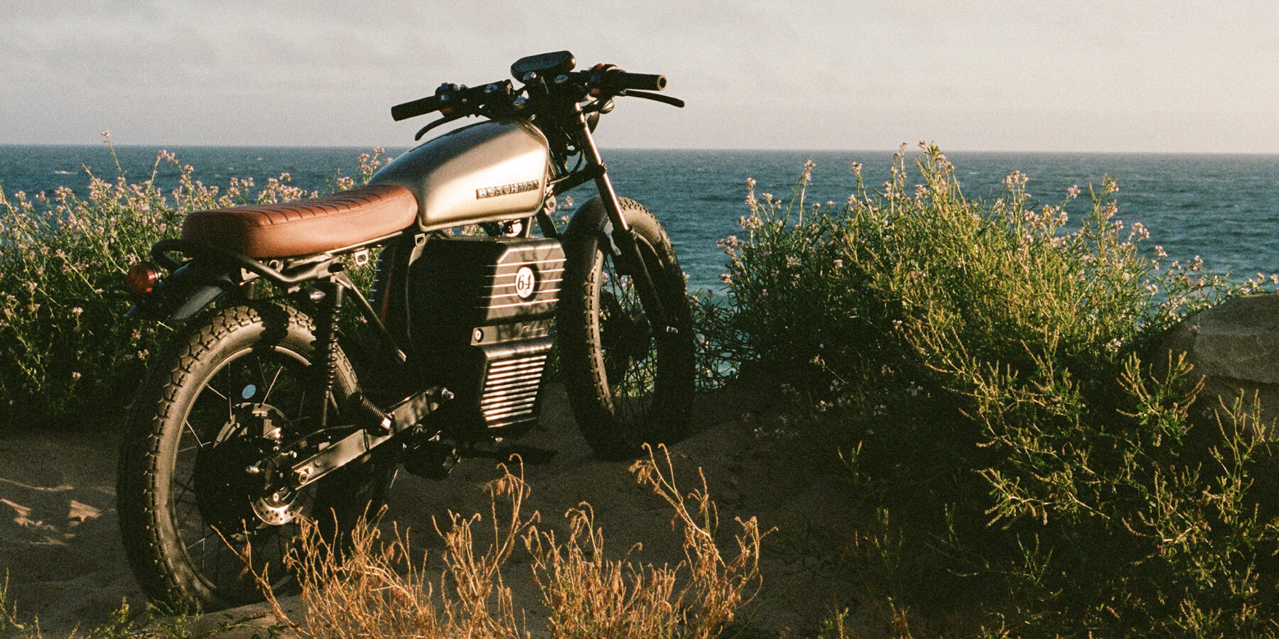 beachman-‘64-e-bike-1960s-cafe-racer-old-school-motorcycle-designboom-ban