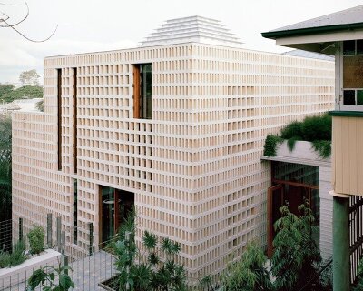 salvaged terracotta & metal nets enclose peter besley's ziggurat-topped australian house