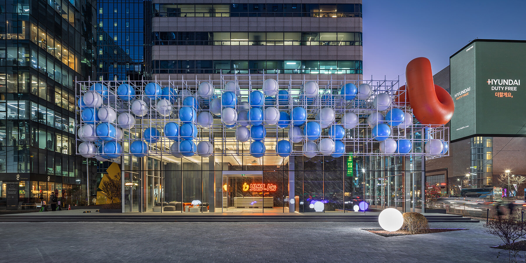 blooming-clouds-ssp-studio-sunggi-park-balloons-scaffolding-seoul-gangnam-designboom-1800-1