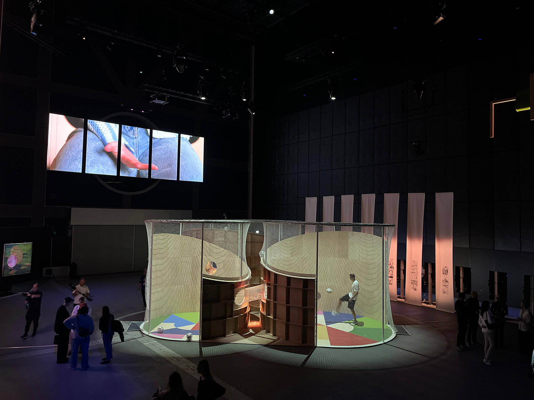 bold-patterns-circular-cut-outs-stefano-boeri-football-installation-manchester-designboom-large01