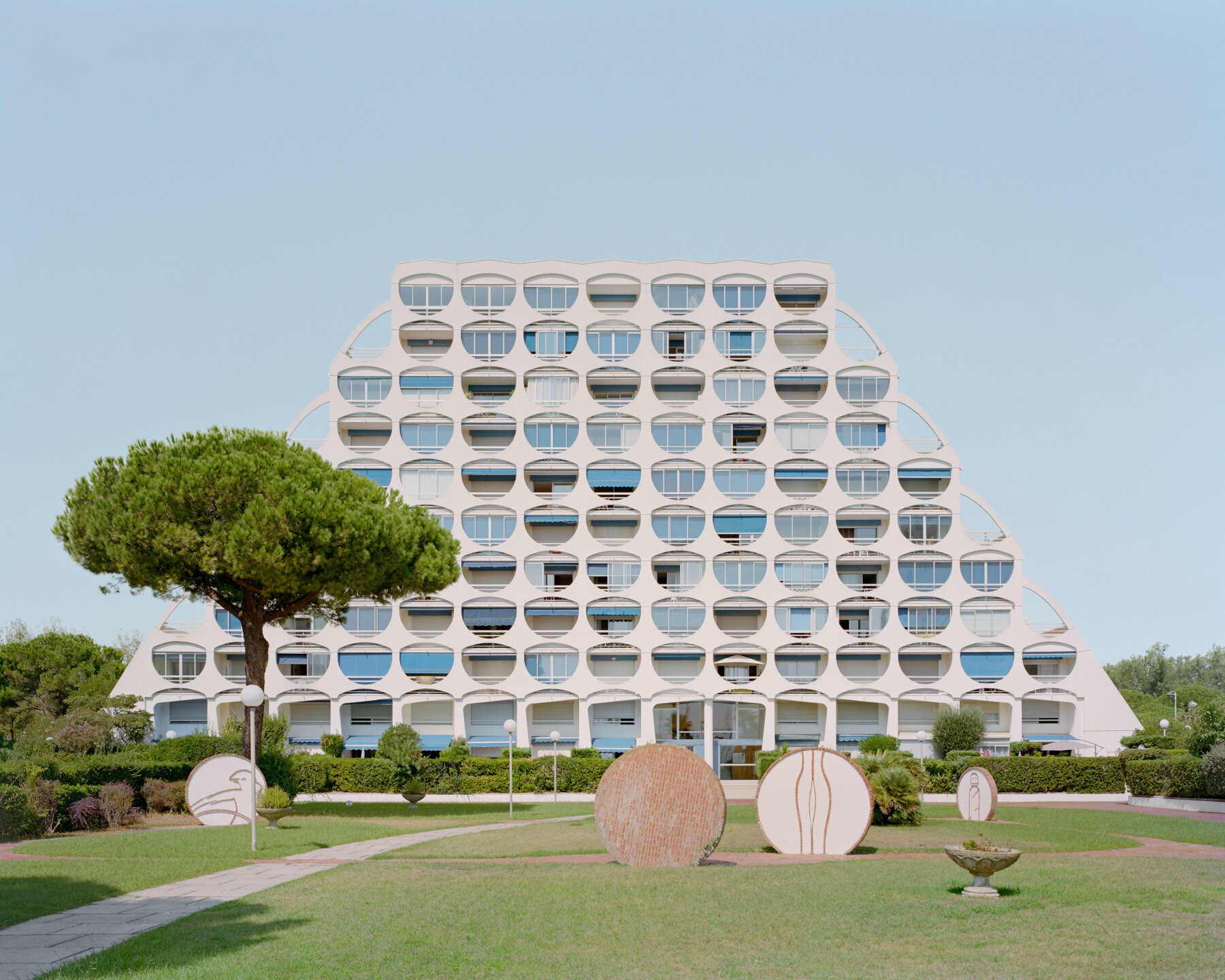 broyez-kronental-french-seaside-resort-sci-fi-mirage-dawn-la-cite-oasis-designboom-large01